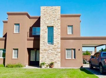 Casa · 220ha · 4 Dormitorios · 2 Cocheras · Casa en Venta Ubicado en El Cantón, Escobar, G. B. a. Zona Norte