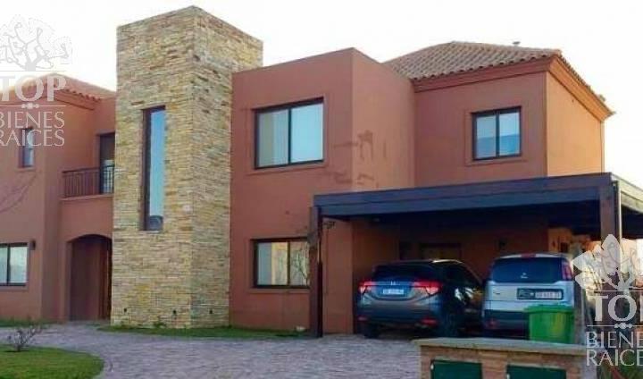 Casa · 330ha · 6 Dormitorios · 2 Cocheras