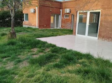 Casa de 5 ambientes, Plottier · Casa de 239 m² con 4 Dorm. en Alquiler en Plottier