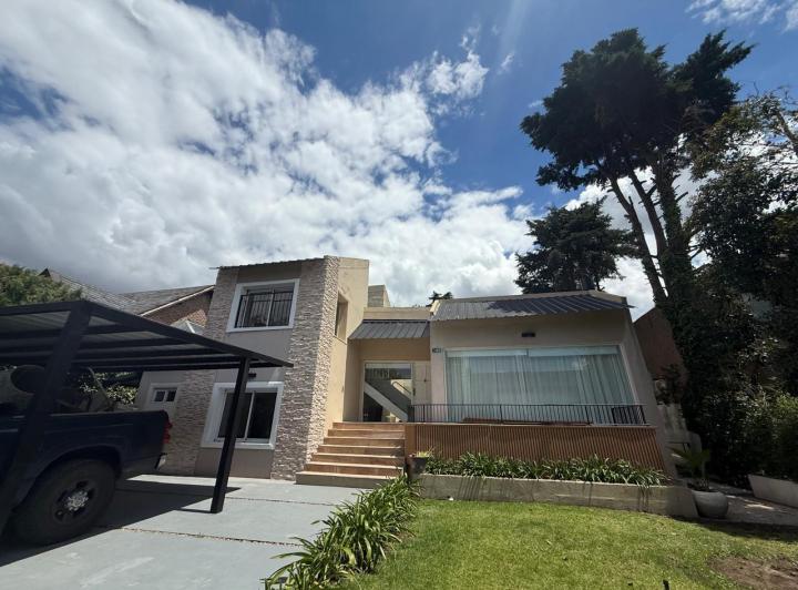 Casa · 300m² · 6 Ambientes · 2 Cocheras