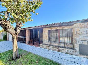 Casa · 170m² · 4 Ambientes · 1 Cochera · Casa en Venta - 4 Ambientes en Quilmes Oeste - Cochera, Patio y Parrilla