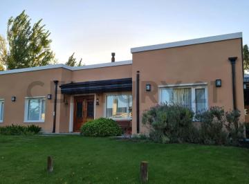Casa · 213m² · 5 Ambientes · 2 Cocheras · Venta de Casa en Sauveterre Polo y Country Club de Olavarría