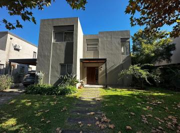 Casa · 180m² · 4 Ambientes · 3 Cocheras · Hermosa Casa en Venta Barrio El Atardecer!