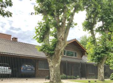 Casa · 268m² · 4 Ambientes · 2 Cocheras · Casa en Venta en Gonnet - Dacal Bienes Raíces