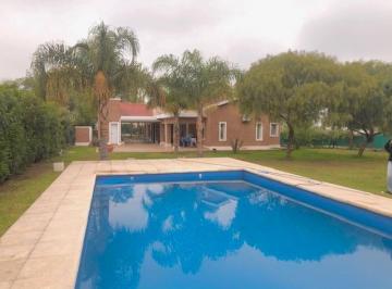 Casa · 383m² · 5 Ambientes · 2 Cocheras · Espectacular Casa Country en Venta en San Isidro