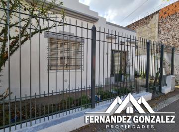 Casa de 3 ambientes, Lanús · Venta de Casa de 3 Amb. con Entrada de Auto y Fondo Libre en Remedios de Escalda