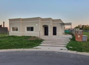Casa · 140m² · 5 Ambientes · 2 Cocheras · Casa a La Venta en Santa Lucía, Pilar del Este