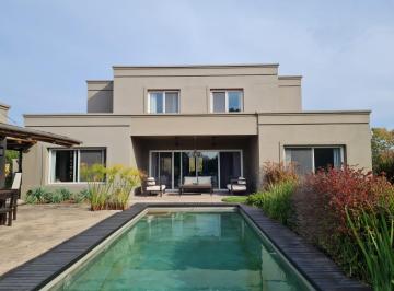 Casa de 5 ambientes, Pilar · Casa en Venta en Pilará - La Berlina - Hirusta Propiedades
