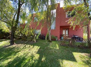 Casa · 243m² · 4 Ambientes · 4 Cocheras · Excelente Casa 5amb con Pileta y Parrilla!