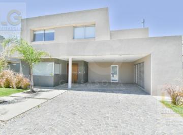Casa · 300m² · 5 Ambientes · 2 Cocheras · Casa en Venta de 5 Ambientes en Fincas de Iraola Dos Hudson