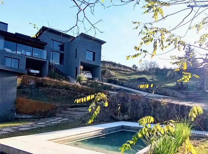 Casa · 350m² · 7 Ambientes · 5 Cocheras
