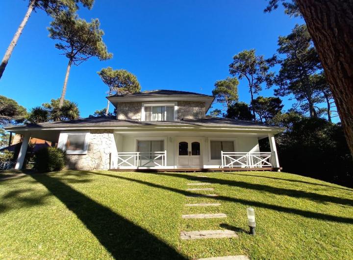 Casa · 230m² · 6 Ambientes · 1 Cochera