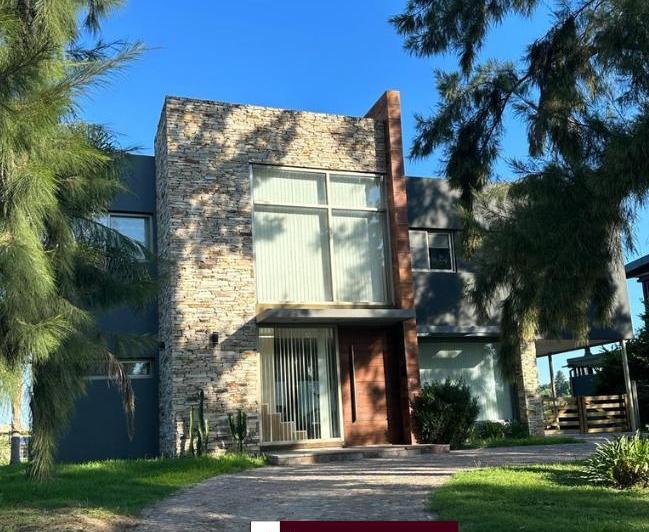 Casa · 200m² · 4 Dormitorios · 1 Cochera