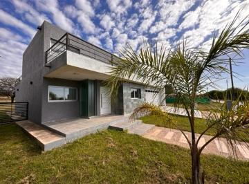 Casa · 400m² · 4 Ambientes · 4 Cocheras · Casa en Venta Las Corzuelas Patio Pileta Excelente Ubicación