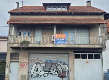 Casa · 240m² · 4 Ambientes · 3 Cocheras · Venta de Casa de 4 Ambientes con Local Sobre Importante Av! Nuevo Valor!