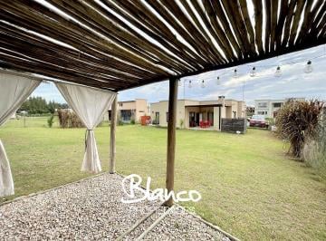 Casa · 160m² · 4 Ambientes · 2 Cocheras · Casa en Venta en San Matias - Escobar - Sobre Lote Amplio