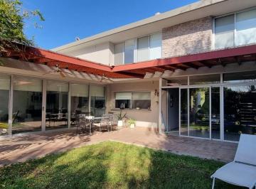 Casa · 360m² · 6 Ambientes · 7 Cocheras · Moderna Casa en Weston