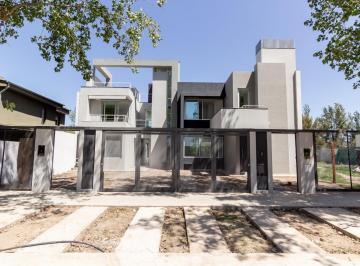 Casa de 4 ambientes, Rosario · Aldea - Calle Aduana - Frente Al Colegio Miraflores - Estrenar - Steel Frame