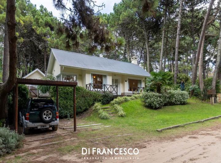 Casa · 600m² · 5 Ambientes · 1 Cochera