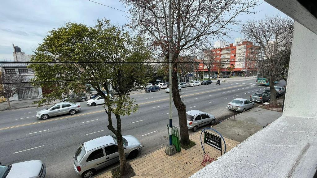 Departamento de 3 ambientes A la calle sobre avenida independencia