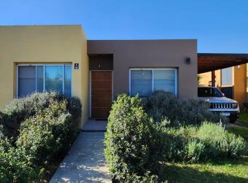 Casa de 4 ambientes, Esteban Echeverría · Hermosa Casa en Venta de 4 Ambientes en Barrio Los Robles