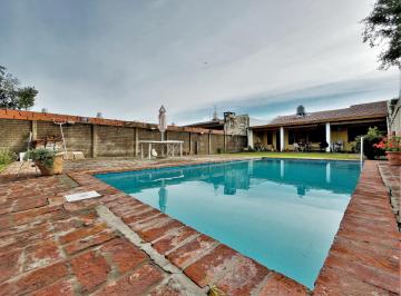 Casa · 93m² · 4 Ambientes · 2 Cocheras · Chalet en Castelar 4 Ambientes, con Terreno de Mas de 380 m² y Piscina!