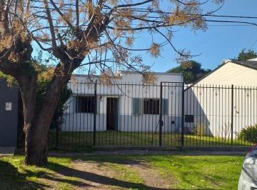 Casa de 3 ambientes, La Plata · Retasada - Casa en Venta en La Plata, Altos de San Lorenzo - 23 E/ 75 y 76.