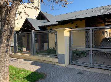 Casa de 4 ambientes, Granadero Baigorria · Excepcional Chalet
