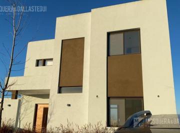 Casa · 200m² · 4 Ambientes · Casa en Araucarias