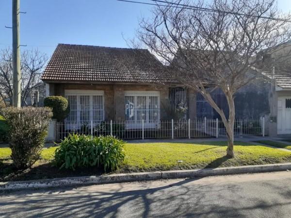 Chalet 3 dorm, 101m² con cochera descubierta y patio — Colinas de Peralta Ramos