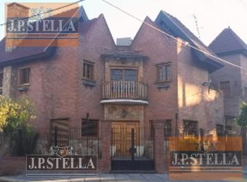Casa · 550m² · 6 Ambientes · 2 Cocheras · Importante Casa 6 Amb. C/ Garage 2 Autos - Pileta - Alquilado - S. Justo (Ctro)