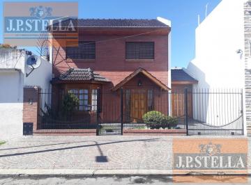 Casa · 131m² · 4 Ambientes · 2 Cocheras · Excelente Casa 4 Amb Garage Para 2 Autos Lote 300 m² (132 m² Cub) - Apta Credito - San Justo