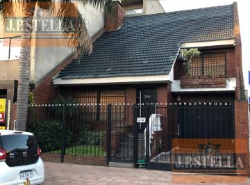Casa · 225m² · 4 Ambientes · 3 Cocheras · Excelente Chalet 4 Amb C/ Cochera Varios Autos y Pileta de Natacion - S. Justo (Ctro)