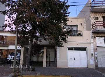 Casa · 324m² · 5 Ambientes · 2 Cocheras · Excelente Casa Minimalista 5 Amb C/ 2 Garage y Pileta Climatizada - S. Justo (Ctro)