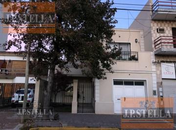 Casa · 324m² · 5 Ambientes · 2 Cocheras · Excelente Casa Minimalista 5 Amb C/ 2 Garage y Pileta Climatizada - S. Justo (Ctro)