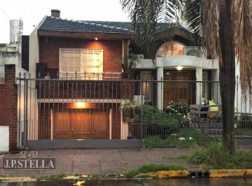 Casa · 300m² · 4 Ambientes · 2 Cocheras · Excelente Casa 4 Amb. con Quincho y Cochera Para 2 Autos - Villa Luzuriaga