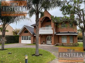 Casa · 283m² · 5 Ambientes · 2 Cocheras · Excelente Chalet 5 Amb 283 m² Cub. Lote 850 m² - Campos de Alvarez