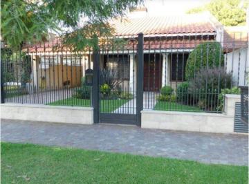 Casa · 200m² · 3 Ambientes · 2 Cocheras · Excelente Chalet 3 Ambientes C/cochera 200 m² Cub. - San Justo