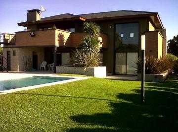 Casa · 211m² · 5 Ambientes · 1 Cochera · Casa 5 Amb. C/ Cochera y Pileta 294 m² - Las Cañuelas Club de Campo