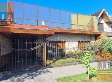 Casa · 180m² · 4 Ambientes · 4 Cocheras · Casa 4 Amb. 180 m² Cub. C/4 Cocheras y Pileta - San Justo