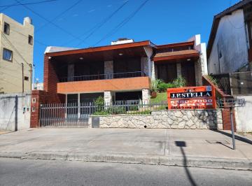 Casa · 298m² · 5 Ambientes · 3 Cocheras · PH Tipo Casa 5 Amb. Al Frente C/ Cochera 3 Autos - San Justo
