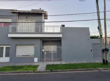 Casa · 183m² · 4 Ambientes · 2 Cocheras · Casa 4 Amb. C/ Garage, Quincho y Pileta Climatizada - Ramos Mejia
