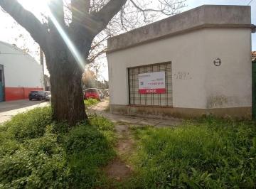 PH · 36m² · 2 Ambientes · 1 Cochera · Casa en Esquina con Excelente Ubicación – a 7 Cuadras de Estación Lemos