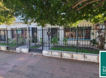 Casa de 4 ambientes, Córdoba · Bº Ayacucho – Casa en Venta con Salón!