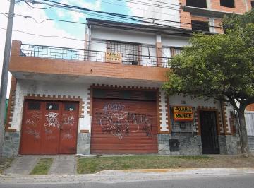 Casa · 136m² · 2 Dormitorios · 1 Cochera · Vendo Casa en 2 Plantas con Local en Paso del Rey Centro