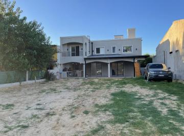 Casa · 130m² · 4 Ambientes · 2 Cocheras · Casa en Barrio Los Fresnos Zona Termas San Jose