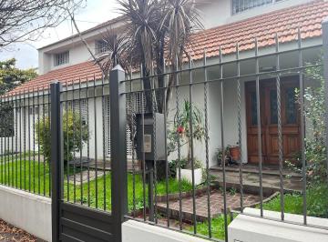 Casa · 250m² · 5 Ambientes · 2 Cocheras · Adrogue Chalet en Venta Inmejorable Ubicación 3 Dorm