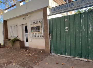 Casa de 8 ambientes, Rosario · Casa de 2 Dorm. con Amplio Patio y Cochera a Pasos de La Av Eva Perón