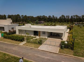 Casa · 136m² · 3 Ambientes · 2 Cocheras · Azahares del Paraná Casa de Diseño