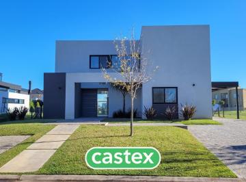 Casa · 226m² · 5 Ambientes · 3 Cocheras · Casa en Venta en El Barrio Ceibos de Puertos, Escobar